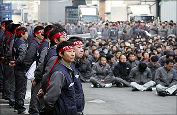 Workers from the labour union of Ssangyong Motor participate in a rally at the company in Pyeongtaek