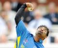 Muralitharan is throwing the ball, says Richardson