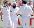 South Africa close in on series-levelling win against Pakistan