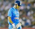 11 runs needed in final over, and Dhoni had one thing on his mind: 'Maaro'!