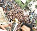 Pak captain Sarfraz Ahmed swarmed by fans as he gets hero's welcome