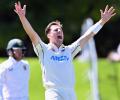 Henry takes 7 as South Africa crash for 95 on Day 1