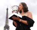 PIX: Iga Swiatek shows off her French Open Trophy!