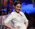 Sonakshi Sinha shows her dance moves on the ramp!