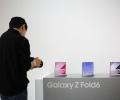 Samsung loses ground to Apple in premium smartphone mkt