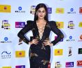 Video: Watch Taapsee, Deepika at an awards show