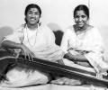 Did Lata-Asha turn their backs to each other while singing?