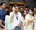 Shah Rukh, Suhana Pray At Sai Baba Temple