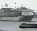 World's biggest cruise liner makes a splash