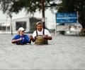 Hurricane Ike pounds Texas, thousands flee