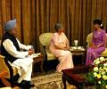 PM meets Suu Kyi in Yangon; hands over Sonia's invite