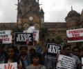 Women hurl eggs at Mumbai gang-rape accused