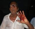 Cop beats up 80-year-old Hindu man in Pakistan for eating during Ramazan