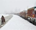 Fresh snowfall, landslides close Srinagar-Jammu highway