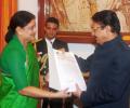 Sasikala meets Guv; stakes claim to form government