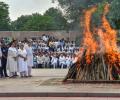 Vajpayee cremated with state honours, daughter lights funeral pyre