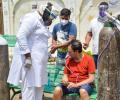 Good Samaritans distribute free oxygen in Delhi