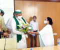 Aiming to 'remove Modi', Mamata meets farmer leaders