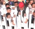 Akhilesh forced to climb over locked gate to pay tribute to JP