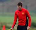 United's Carrick out for up to a month: Reports