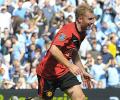 EPL: Late Scholes goal saves United