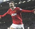 Berbatov leads Manchester United to easy victory