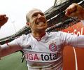 Robben helps Bayern turn heat up on Dortmund