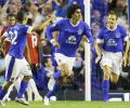 Fellaini and Everton stun Man United in league opener