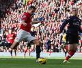 Man United go top as Van Persie haunts Arsenal