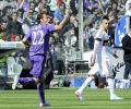 Fiorentina hold Milan in fight for Champions League place