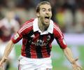 Milan scorer Flamini sent off in draw, Inter lose