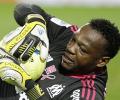 Inspired Mandanda saves Marseille as PSG move clear