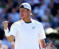 Hewitt rolls back years to beat Del Potro