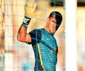 Barcelona keeper Valdes out till end of year