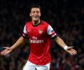 Ozil inspires Arsenal to victory over Napoli