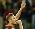 Serie A: Totti, Strootman help Roma maintain perfect start