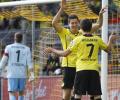 Bundesliga: Flying Dortmund, dull Bayern stay neck and neck