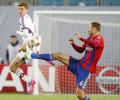 CL Roundup: Mueller's penalty gives Bayern win; Porto's Martinez steals show