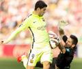 La Liga: Barca hot on Real's heels after Suarez shines