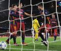 Champions League PIX: Barca drub Roma; Arsenal's hopes alive