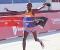 Kenya's Chumba wins slow Chicago Marathon