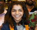 Sakshi accorded grand welcome, presented Rs 2.5 crore cheque