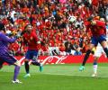 Euro: Spain edge Czechs after Pique's late header