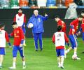 Del Bosque defends tactics to go with unchanged squad