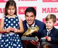 Suarez picks up European Golden Shoe, thanks Barca