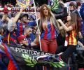 Barca fans boo coach but players rally behind him