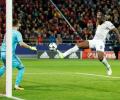 Easy for Manchester Utd; PSG rout Bayern Munich