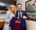 Julia Roberts cheers for FC Barcelona in pre-season match against Spurs