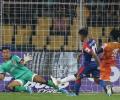 ISL: Goa hold Bengaluru with late penalty