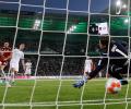 Soccer: Lewandowski rescues Bayern in draw at Gladbach